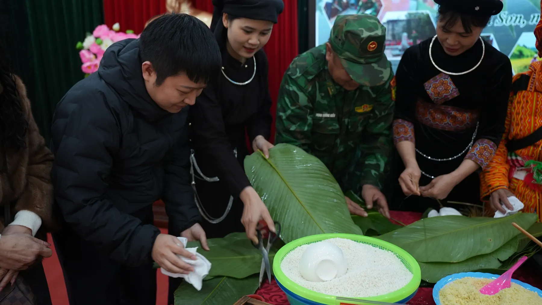 Hoạt động gói bánh cùng người dân