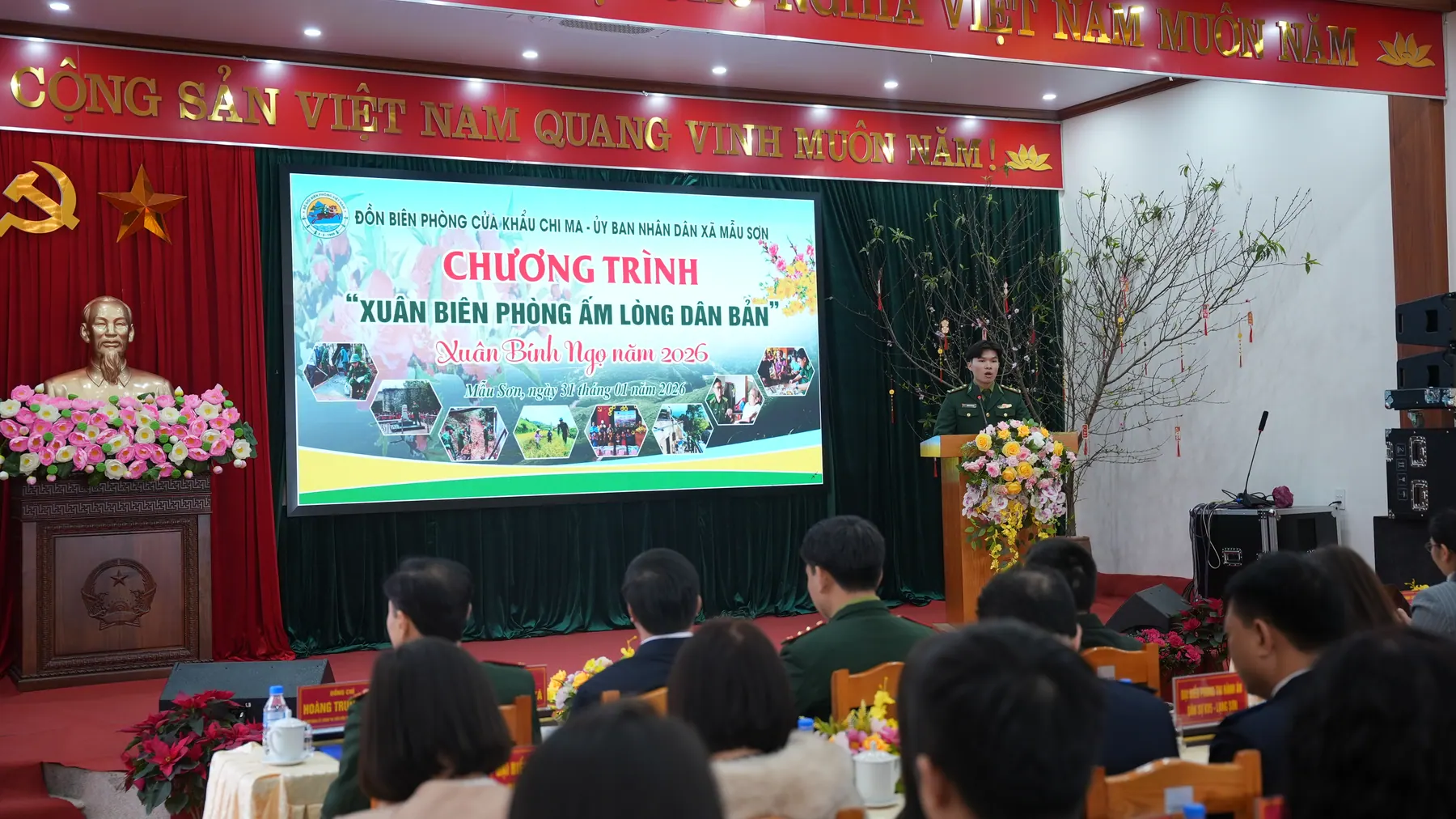 Sân khấu chương trình Xuân Biên phòng