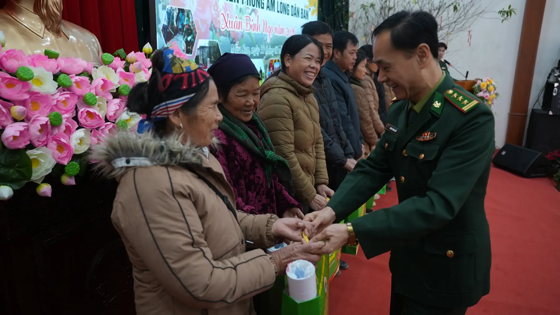 Trao quà trong chương trình Xuân Biên phòng